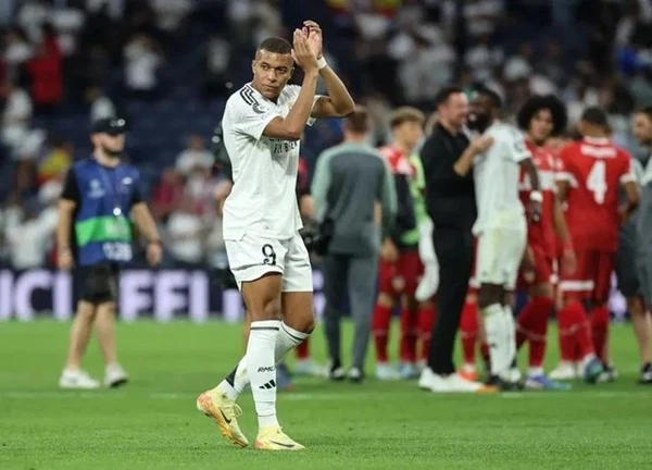 Siêu sao Mbappe ghi bàn vẫn bị chê 'rất trung bình'