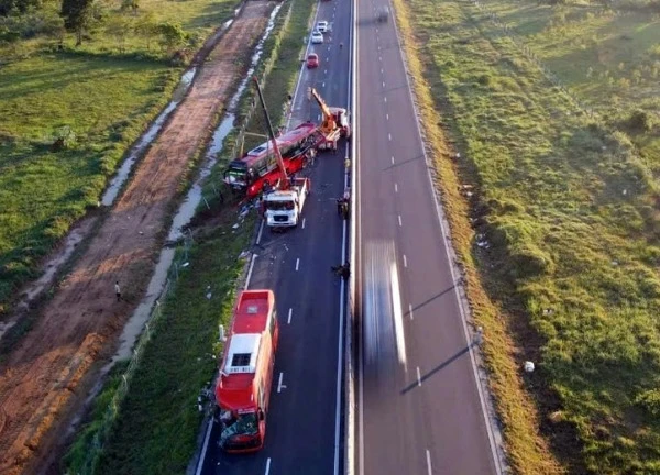 2 xe khách tông trên cao tốc Vĩnh Hảo-Phan Thiết, 2 người chết, 3 người bị thương