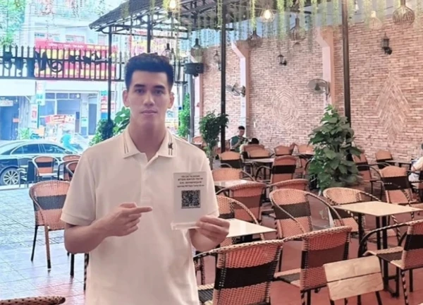 Hotboy ĐT Việt Nam vừa trích 100% doanh thu quán cafe ủng hộ vùng lũ, giờ lại chuyển tiền giúp bé gái Làng Nủ chữa bệnh: Quá tốt bụng!