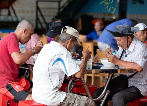 Ông chủ tiệm vàng Bình Dương mỗi ngày phục vụ hơn 600 suất cơm miễn phí: "Ai cần có bữa ăn thì đến đây mình sẽ phục vụ"