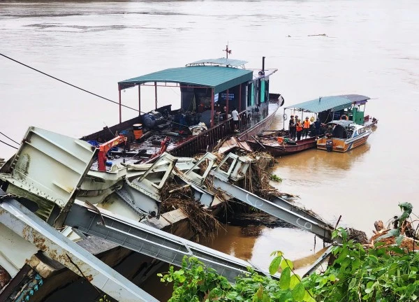 Vớt xe đầu kéo vụ sập cầu Phong Châu, tìm thấy tài xế trong cabin