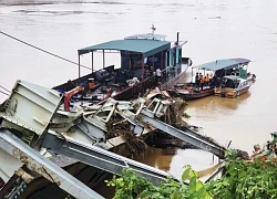 Vụ sập cầu Phong Châu: Phát hiện tài xế ô tô đầu kéo mắc kẹt trong cabin