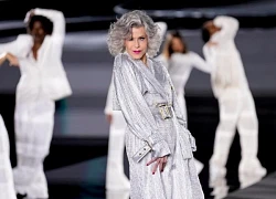 Minh tinh 87 tuổi Jane Fonda gây kinh ngạc khi catwalk tại Paris Fashion Week