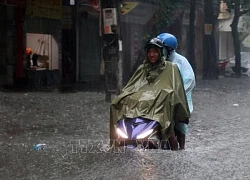 Mưa to, nhiều tuyến đường ở thành phố Vinh ngập sâu