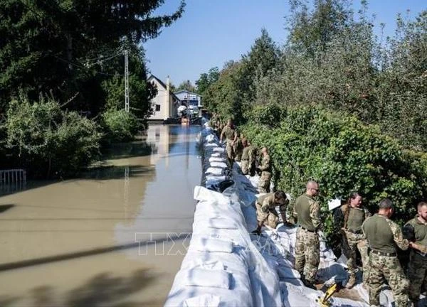 Mực nước sông Danube của Hungary dâng cao kỷ lục sau bão Boris