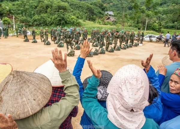 Ngậm ngùi hình ảnh người dân xếp hàng tiễn gần 400 chiến sĩ rời Làng Nủ sau 2 tuần tìm kiếm người mất tích