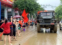 Người dân Yên Bái mang cờ, hoa ra cảm ơn, chào tạm biệt các chú bộ đội