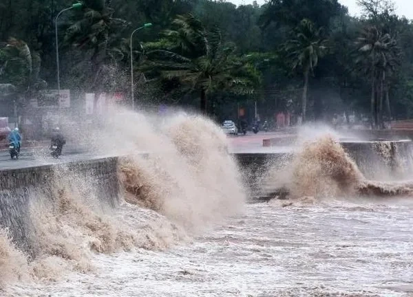 Biển Đông xuất hiện 2 áp thấp, cảnh báo mưa lớn tại nhiều địa phương