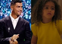 Ronaldo &#8220;đứng hình&#8221; khi con gái nói 1 câu, hành động làm với cậu cả gây chú ý