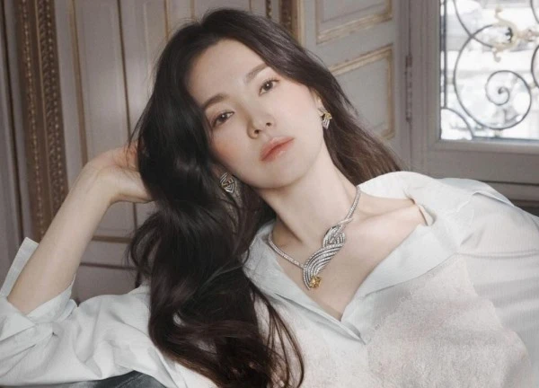 Sao Kpop 23/9: Song Hye Kyo kiếm 4,5 triệu USD; Lee Jong Suk xóa tin chia tay