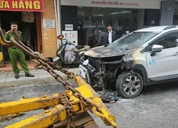 Taxi đang đậu ở TP Đà Lạt thì bốc cháy trong đêm