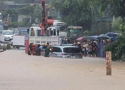 Thanh Hóa: Cố băng qua đập tràn, ô tô 7 chỗ mắc kẹt giữa dòng nước lũ