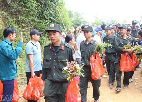 Bí thư thôn Nậm Tông vừa phát biểu vừa nức nở trước giây phút chia tay lực lượng cứu hộ: Ai nghe cũng trực trào nước mắt