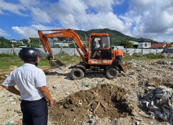 Buộc di dời bãi xà bần, bắt quả tang vụ chôn lấp trái phép