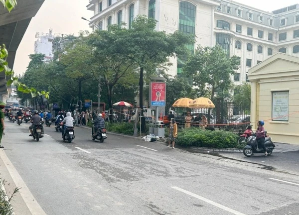 Hà Nội: 2 thanh niên nguy kịch sau khi tông xe máy vào dải phân cách