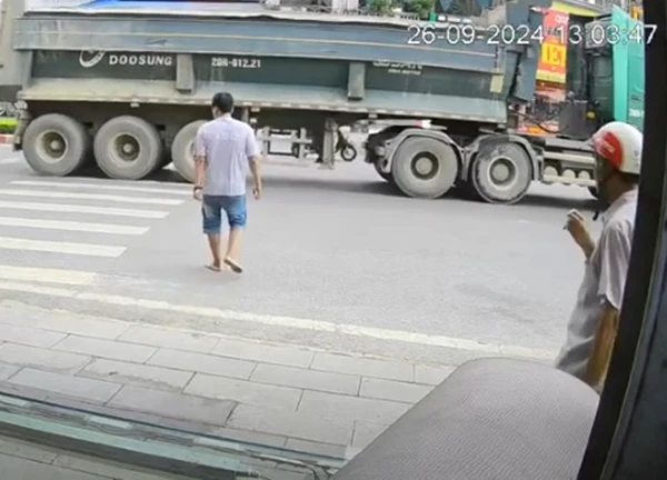 Thái Nguyên: Một người đàn ông bất ngờ lao ra giữa đường với hàng loạt hành động lạ lùng
