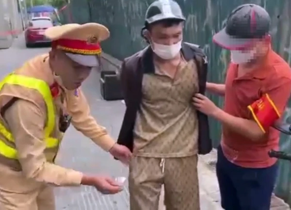 Mang ma túy trong người, gã đàn ông quay xe bỏ chạy khi gặp Cảnh sát 141