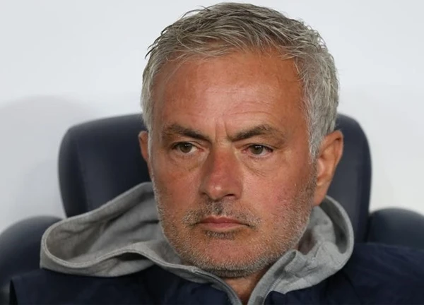Mourinho ngủ tại sân tập, tuyên bố bị cướp một cúp châu Âu
