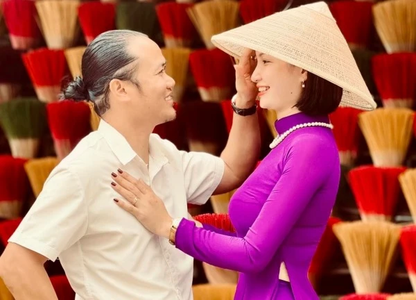 Nghệ sĩ Vượng Râu âu yếm vợ trẻ kém 5 tuổi, BTV Hoài Anh nhí nhảnh bên Mỹ Vân