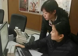 Sốc khi thấy tài khoản tăng lên 5 tỷ đồng, cô gái đến ngân hàng xin sao kê, tìm người trả lại thì được khẳng định: Số tiền này là của cô!