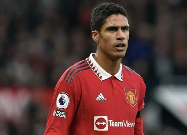 Trung vệ Raphael Varane cân nhắc treo giày vĩnh viễn