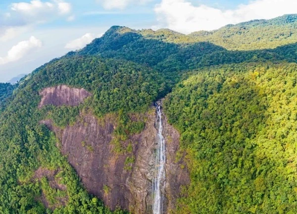 Việt Nam có 1 điểm đến lọt top vịnh đẹp nhất thế giới, cách thành phố chỉ 25km, được ví như "chốn bồng lai tiên cảnh"