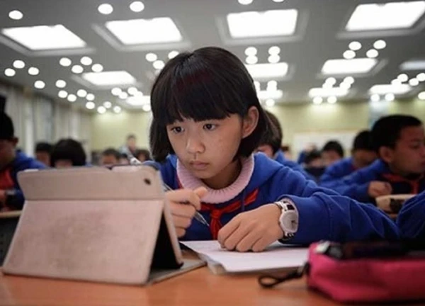 Bảng quảng cáo thành tích học viên của một giáo viên tiếng Anh ở TP.HCM gây tranh cãi: Con chúng ta là siêu nhân hết rồi à?