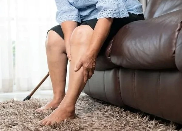 Đau chân khi đi bộ cảnh giác với bệnh động mạch chi dưới