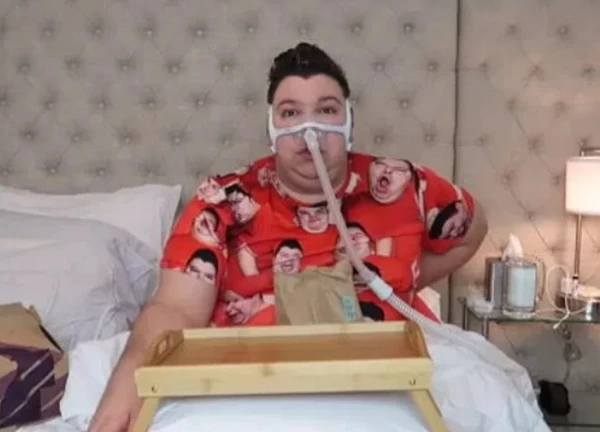 Hết lòng vì công việc, YouTuber tăng 171kg, cắm máy thở vẫn tiếp tục làm clip Mukbang và cái kết