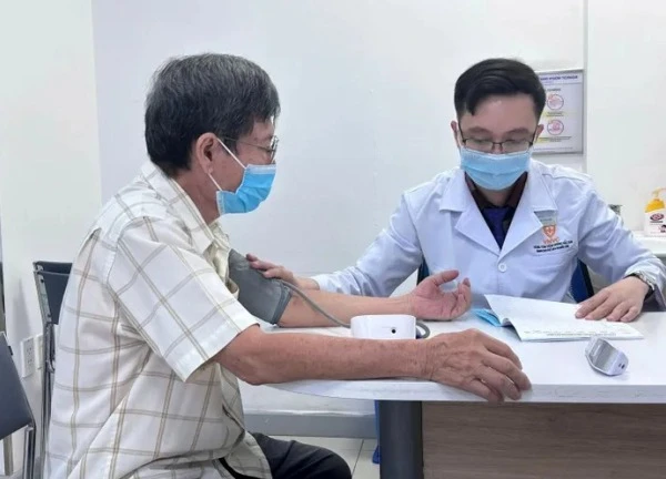 Tiêm vắc xin cúm bảo vệ sức khỏe bố mẹ - quà Tết hơn vạn lời chúc