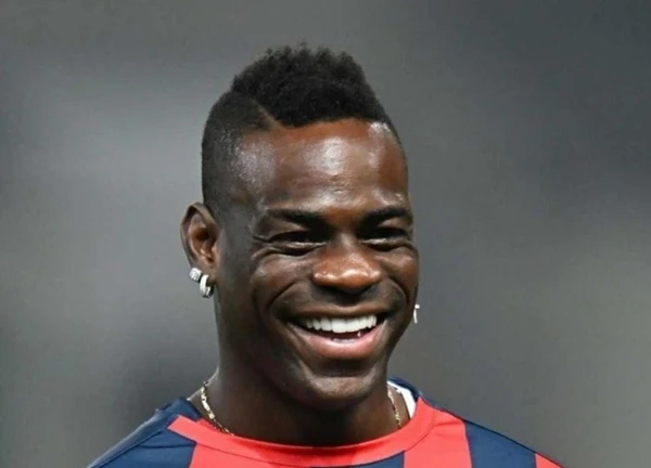 Balotelli ngoan cố ở lại Genoa