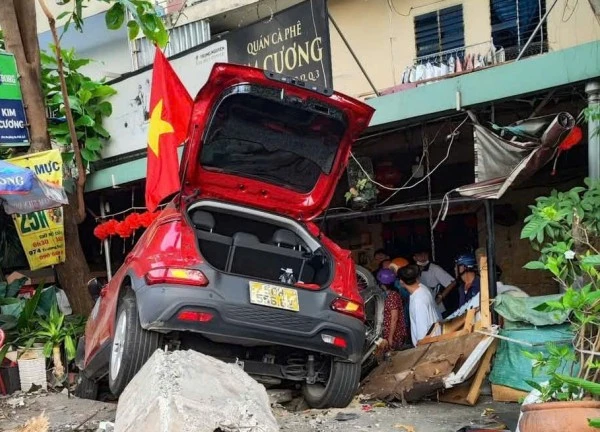 Ô tô lao vào quán cà phê, người đàn ông 60 tuổi bị kẹt đùi dưới gầm