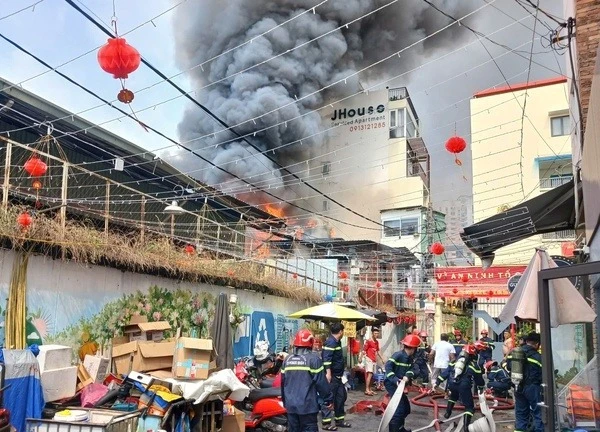 TP.HCM: Cháy lớn dãy nhà ở Q.1