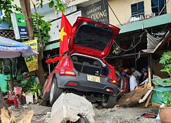 TP.HCM: Ô tô lao như tên bắn, "xẻ đôi" quán cà phê, khách hoảng loạn đầu năm?