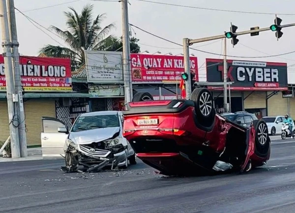 Đèn giao thông không sáng, ô tô tông nhau lật ngửa giữa ngã tư ở Bình Dương