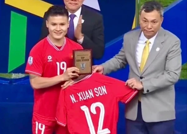 Xuân Son xuất sắc nhất AFF Cup 2024, nằm viện vẫn nhận 2 giải thưởng