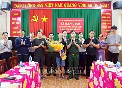 Bàn giao 5 thuyền viên người Trung Quốc bị nạn trên biển về nước