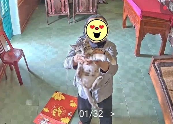 Định gây bất ngờ cho bà nội, chàng trai sốc ngược khi ngó mắt vào camera giám sát thấy 1 cảnh