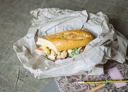 Cuối tuần, mẹ đảm làm làm bánh mì salad gà hấp dẫn, các con vét sạch đĩa