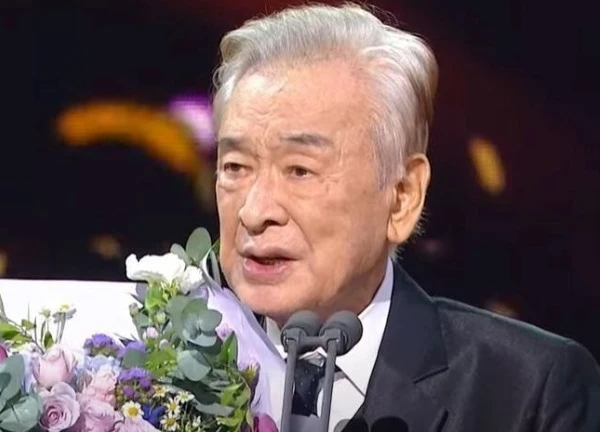 'Ông nội quốc dân' Lee Soon Jae bật khóc tại lễ trao giải KBS Drama Awards 2024