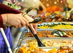 Túi quần bé gái 7 tuổi căng phồng sau khi ăn buffet, nhân viên nghi ngờ ăn trộm: Mở túi ra, ai nấy đều khóc