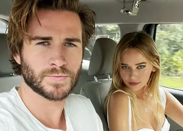 Bạn gái đăng ảnh tình tứ bên Liam Hemsworth