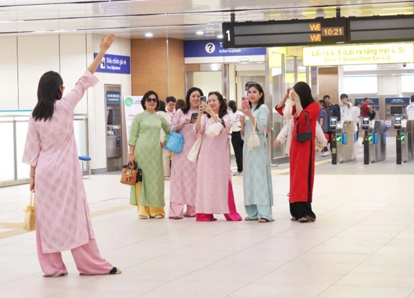 Giới trẻ 'săn' ảnh Tết, metro số 1 'chiếm sóng'