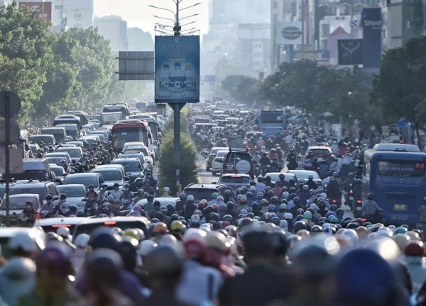 'Ngộp thở' với cảnh kẹt xe không lối thoát ở TPHCM sáng đầu tuần