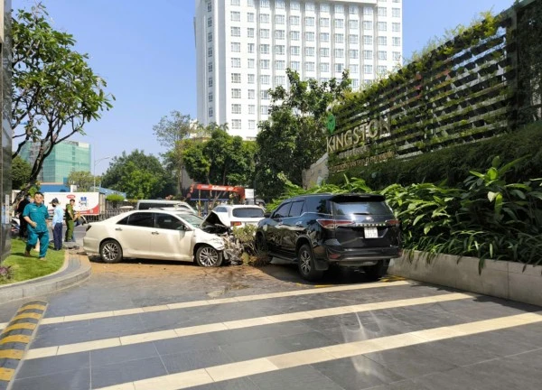 Ô tô tông liên hoàn hơn 10 xe, lao vào chung cư ở cửa ngõ Tân Sơn Nhất