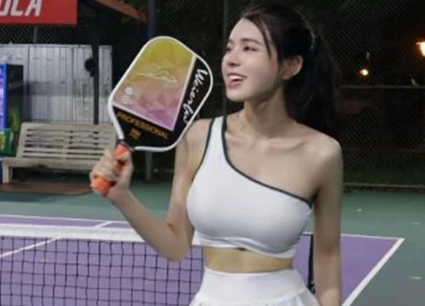 Bạn gái Văn Thanh, vợ Hùng Dũng ra sân pickleball