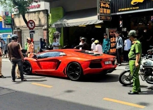 Lamborghini đột ngột dừng giữa đường, người dân phát hiện tài xế có biểu hiện bất thường liền báo cảnh sát