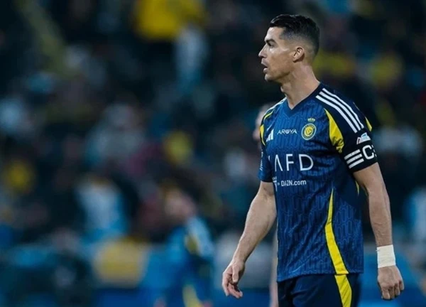 Ronaldo mờ nhạt, Al Nassr thoát thua nhờ cựu sao Man City