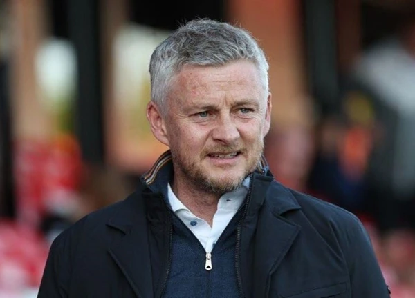 Solskjaer trở lại ghế nóng, chuẩn bị đối đầu Mourinho