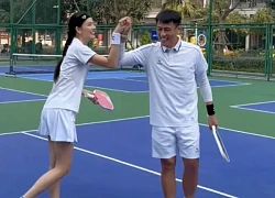 Bắt gặp Mạc Hồng Quân và vợ siêu mẫu tình tứ trên sân pickleball, nàng WAG được tổ chức sinh nhật đặc biệt